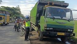 Polisi Tindak Tegas Truk Parkir di Bahu Jalan Pantura Kendal 