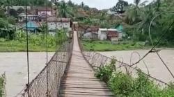 Tali Seling Putus, Jembatan Gantung di Jasinga Bogor Miring<