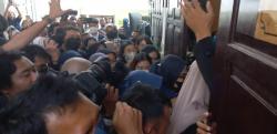 Militansi Fans Bharada E: Rela Datang dari Luar Kota hingga Nekat Desak-desakan di Ruang Sidang