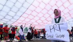 PRT Bentangkan Serbet Raksasa, Tolak Diskriminasi hingga Perbudakan