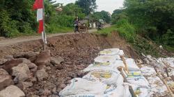 Badan Jalan Tergerus Sungai Cikeruh, Aktivitas Usaha Warga Majalengka Terganggu<