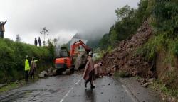 Terkendala Cuaca, Evakuasi Material Longsor di Jalur Tawangmangu-Magetan Dihentikan