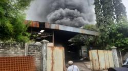 Diduga akibat Korsleting, Pabrik Suku Cadang Mobil di Sukabumi Terbakar <