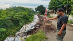 Salut, Warga Ini Rela Rogoh Kocek Pribadi untuk Penanganan Dampak Erosi di Majalengka<