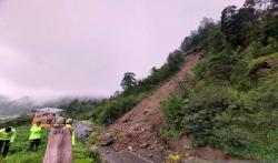 Tebing Lereng Gunung Lawu Longsor, Jalur Tawangmangu-Magetan Putus<