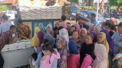 Warga Waled Cirebon Berdesakan untuk Dapat Beras Murah, Anak-Anak Terjepit<