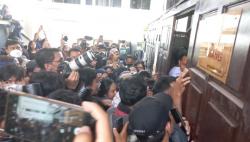  Militan, Fans Bharada E Berebut Masuk Ruang Sidang Ingin Saksikan Putusan