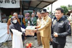 Tiga Rumah Hangus Terbakar, PJ Bupati HSU Berikan Bantuan<