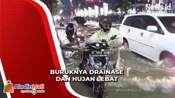 Kendaraan Mogok setelah Nekat Terjang Banjir di Cirebon<
