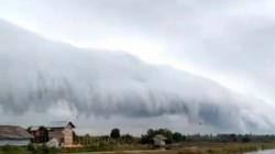 Geger! Awan Mirip Gelombang Tsunami Muncul di Langit Langsa Aceh<