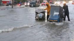Hujan Deras Picu Sungai Meluap, Banjir Rendam Jalan Protokol di Kota Cirebon<