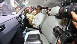 Momen Presiden Jokowi Duduk di Ruang Kemudi Mobil Listrik Esemka Bima EV