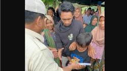 Kala Prabowo Bagikan Puzzle Peta Indonesia kepada Anak-Anak usai Resmikan Sumur Air Bersih di Lombok
