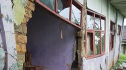 Bangunan SDN Cibadak Sukabumi Ambruk, Akses ke Lokasi Tertutup Longsor 