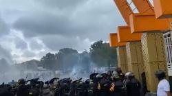 Bentrok Suporter PSIS Semarang dengan Polisi di Luar Stadion Jatidiri Diwarnai Aksi Lempar Batu 