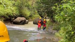 Tim SAR Sisir Sungai Cibojong Cianjur Cari Pasutri Lansia Terseret Arus