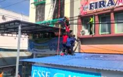 Petugas Damkar Pingsan Tersengat Listrik saat Padamkan Api, Evakuasi Berlangsung Dramatis