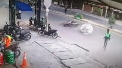 Terekam CCTV Ojol Ditabrak Motor saat Ambil Pesanan Makanan, Korban Terpental