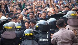 Foto-Foto Bentrokan Suporter dengan Polisi di Stadion Jatidiri Semarang