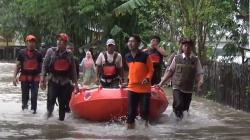 Jalan Terendam Banjir, Jenazah Warga Maros Dibawa ke Rumah Duka Pakai Perahu Karet