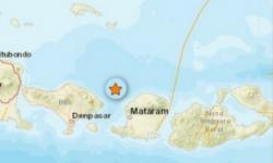 Panik Rasakan Gempa, Warga Lombok Barat Lari Keluar Rumah<