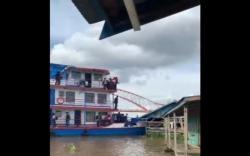 Mati Mesin, Kapal Wisata Tabrak Rumah Rakit di Sungai Musi Palembang<