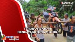 Sungai Way Nakau dan Way Serupa Meluap, Warga Gotong Motor Terobos Banjir