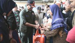 Banjir Solo, Kepala BNPB Serahkan Bantuan kepada Warga Terdampak<
