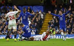 Kepala Tertendang Kaki Lawan, Bek Chelsea Dilarikan ke Rumah Sakit