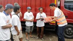 Cegah Kecelakaan, KST Jabar Bantu Sopir Truk Bandung Alat Las-Kompresor dan Rompi Safety Car