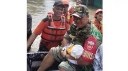 Aksi Heroik Prajurit TNI Evakuasi Bayi di Tengah Kepungan Banjir Bengawan Solo