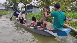 Jalan Terendam Banjir, Warga Lamongan Aktivitas Pakai Perahu