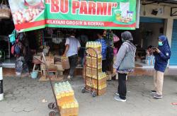 Pemerintah Distribusikan 3.360 Liter Minyakita ke 10 Pedagangan di Pasar Wates