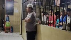 Kisah Bripka Deri Indra, Selalu Jadi Imam Salat Tahanan Meski Terhalang Tembok dan Jeruji Besi