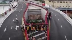 Pemilik Ogah Pindah, Rumah Ini Berada di Tengah Jalan Raya 4 Jalur