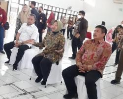 Detik-Detik Mensos Risma Sujud di Kaki Guru SLB Bandung saat Ditagih Hibah Lahan<