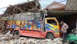 Sopir Mengantuk, Truk Bawa Pakan Ikan Tabrak Rumah di Indramayu