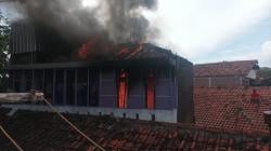 Bangunan 3 Lantai di Cijerah Bandung Terbakar Hebat, Warga Panik