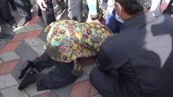 Mensos Risma Sujud di Hadapan Puluhan Penyandang Tunanetra Bandung<