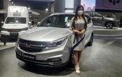 Sapa Pengunjung, Sebagian SPG Cantik di IIMS 2023 Masih Pakai Masker