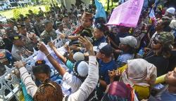 Warga Lokal NTB Unjuk Rasa Minta Pengelolaan Gili Trawangan Bukan Investor Asing