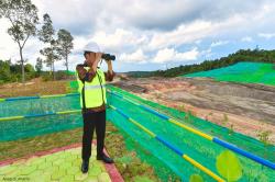Pakai Teropong, Presiden Jokowi Tinjau Proyek Jalan Tol IKN Nusantara