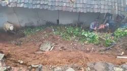 Tebing 4 Meter Longsor Timbun Permukiman di Majalengka, 4 Rumah Rusak<