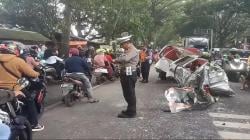 Minibus Oleng Tabrak Truk di Jalan Raya Cianjur-Bandung, Sopir Terluka Parah