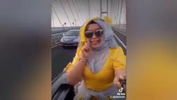 Viral Emak-Emak Pamer Ngevlog di Sunroof Mobil di Suramadu, Ini Respons Polisi 