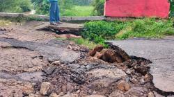 Jembatan Penghubung 2 Kelurahan Lampung Utara Ambrol