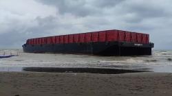 Terseret Gelombang Tinggi, Kapal Tongkang Terdampar di Pantai Alam Indah Tegal