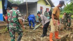 Polres Gorontalo Utara Bersihkan Sampah di Desa Terdampak Banjir