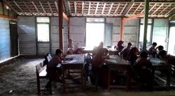 Potret Memprihatinkan Siswa SD di Blora Belajar di Rumah Berlantai Tanah dan Penuh Debu