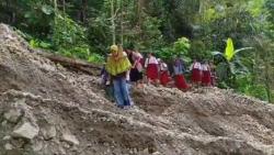 Jalan Putus, Siswa SD di Pacitan Terobos Material Longsor dan Sungai ke Sekolah